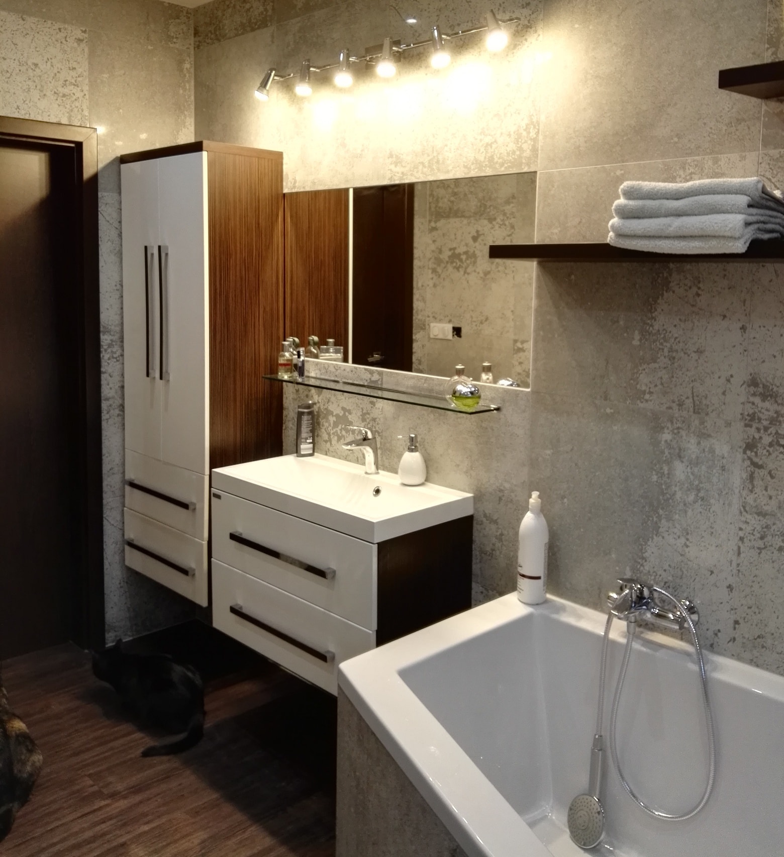 velkoformátové obklady a dlažba Beton v malé koupelně
