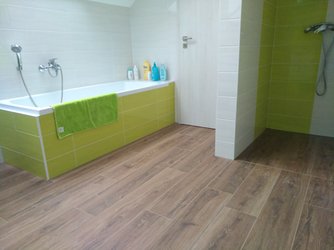 Barevná koupelna s s podlahou v dekoru dřeva LIFE