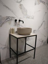Keramické obklady v imitaci mramoru v koupelně - inspirace z veletrhu Cersaie 2023