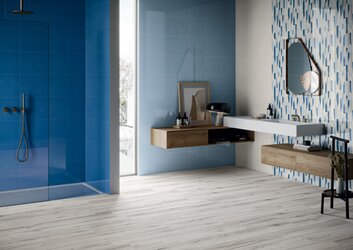 Barevný obklad v koupelně modrá a bílá barva celoplošný dekor v koupelně Sense Arctic a Denim na podlaze imitace dřeva