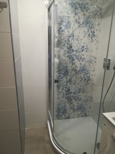 Sprchový kout se sprchovou vaničkou ozvláštňuje obklad Poeme s květinovými motivy. | realizace 7