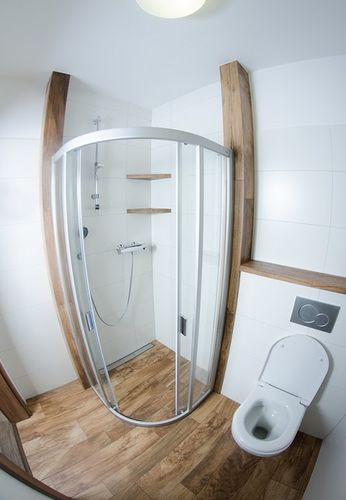 Ve sprše zákazníka je místo sprchové vaničky položena dlažba Chalet v imitaci dřeva. | Inspirujte se realizacemi koupelen našich zákazníků