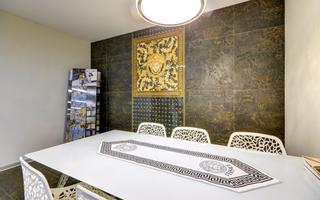 Pohled do jednací místnosti zdobené dlažbami Versace pro klienty značky M.B.KERAMIKA Exclusive