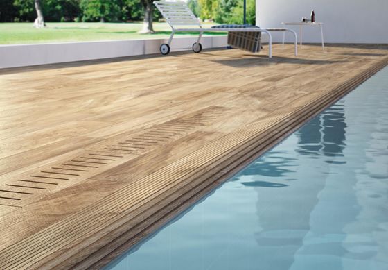 Příklad dlažby k bazénu Chalet v imitaci dřeva, která nabízí i efektní bazénové lemy. | Bazénové tvarovky mohou mít stejný design jako bazénová dlažba
