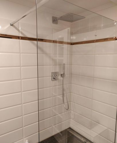 Bílé obklady Versace ve sprchovém koutu. | pokračování realizace 2