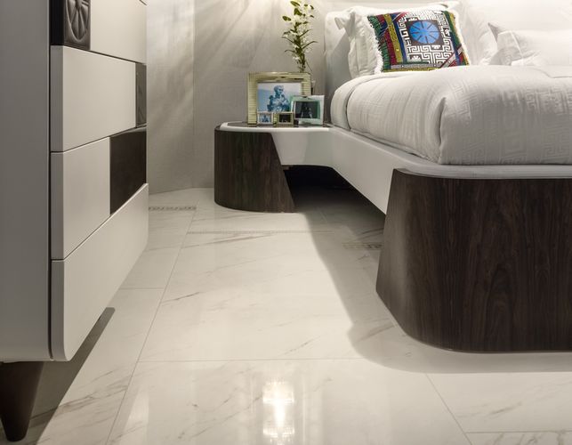 Ložnice s luxusní dlažbou Versace Marble imitující mramor | Luxusní dlažba perfektně vykresluje strukturu mramoru