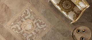 Čistota a elegance s luxusními dlažbami v imitaci mramoru Marble od Versace hnědá barva na podlaze včetně dekoru