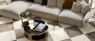 Imitace mramoru Marble značky Versace na podlaze v obývacím pokoji šedá a bílá barva kombinace
