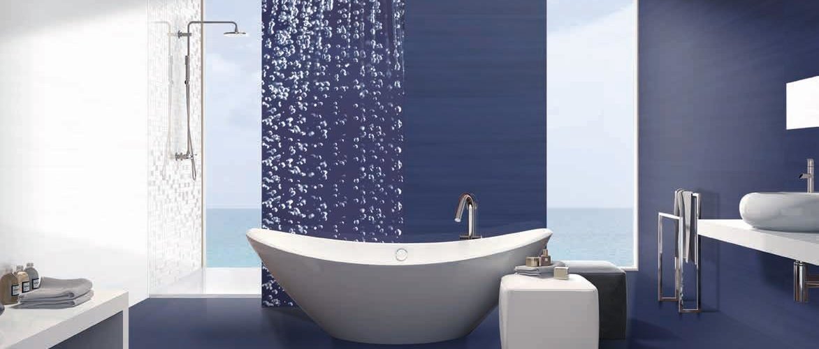 Luxusní koupelna Privilege v jednoduchých barvách obkladu modré a bílé
