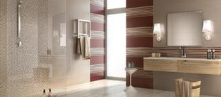 Kombinace svěžích odstínů obkladu s dlažbou imitující dřevo v koupelně