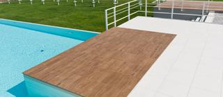 Venkovní dlažba imitující dřevo Sundeck Origin u bazénu