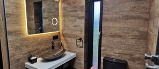 Realizace - koupelna s dlažbou v imitaci dřeva Noon Honey