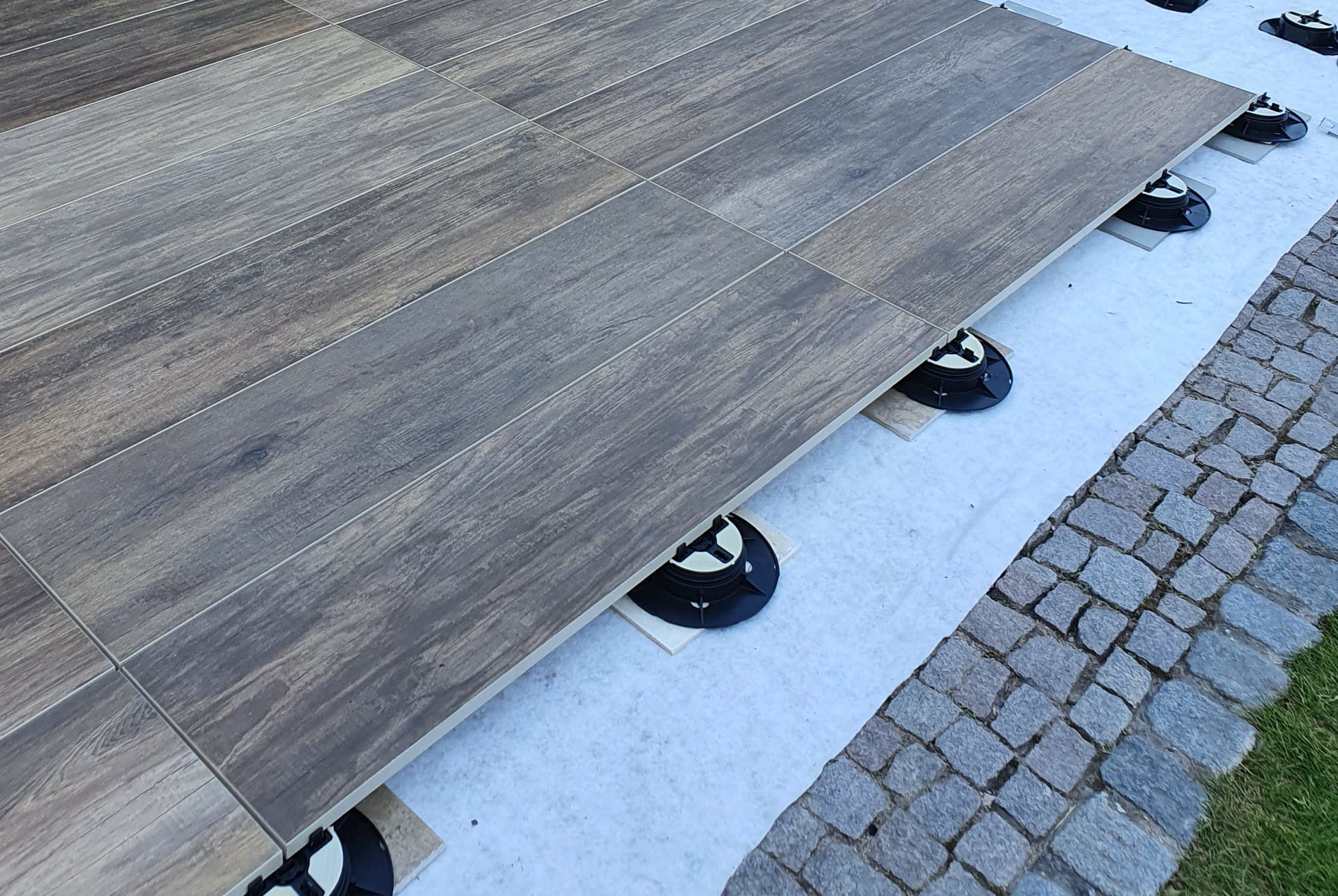 2cm dlažba imitující dřevo položená na terčích