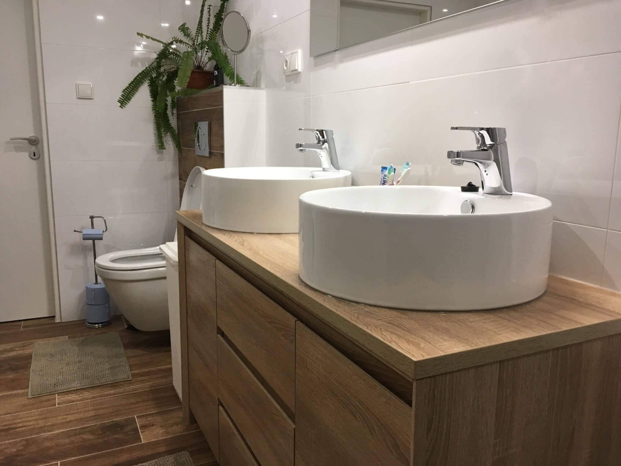 Koupelnový obklad White Glossy a keramická dlažba v imitaci dřeva Chalet