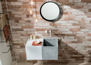 Skandinávská koupelna je jednoduchá a krásná, hlavním znakem jsou bílé obklady