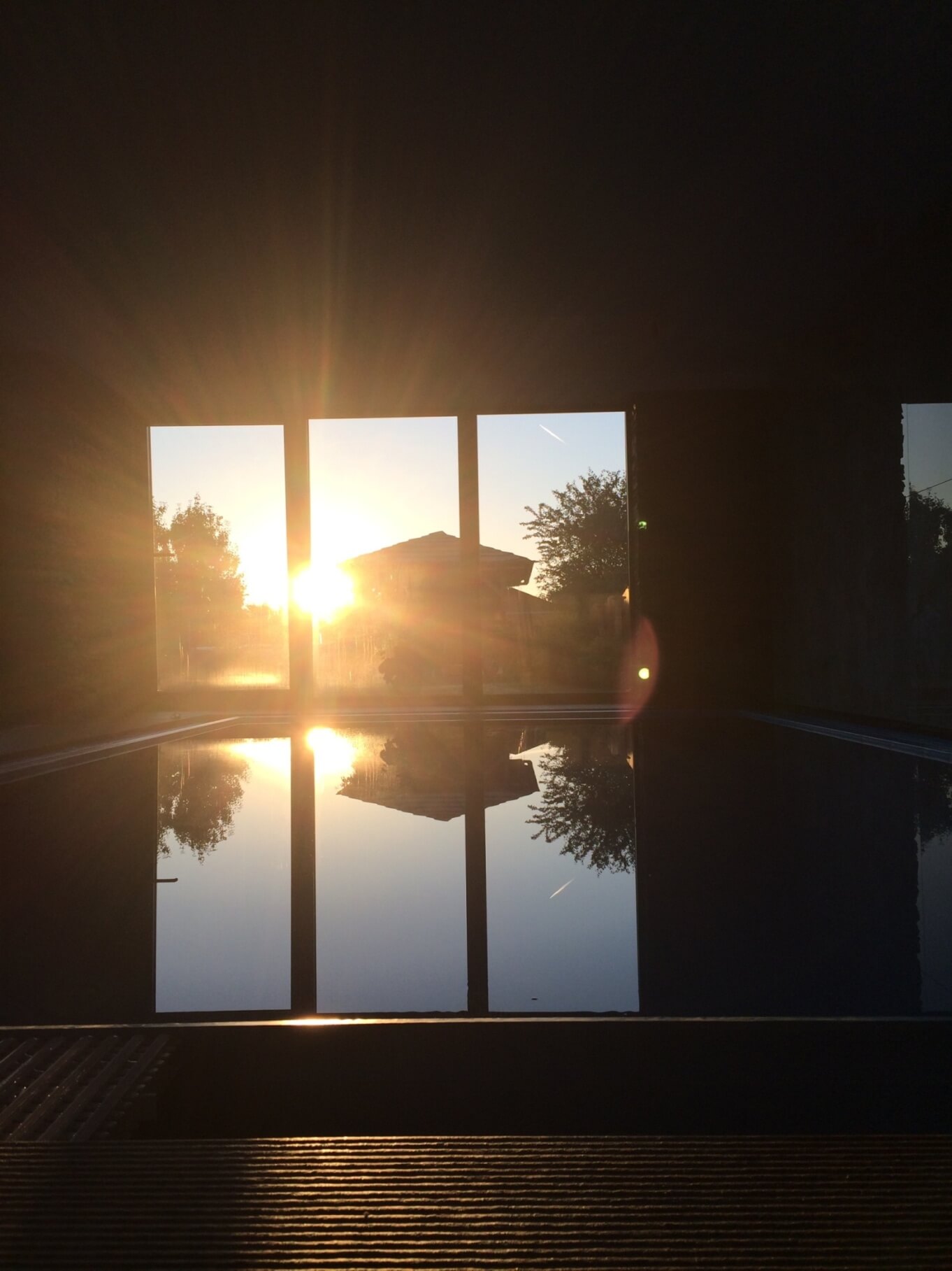 západ slunce nad bazénem