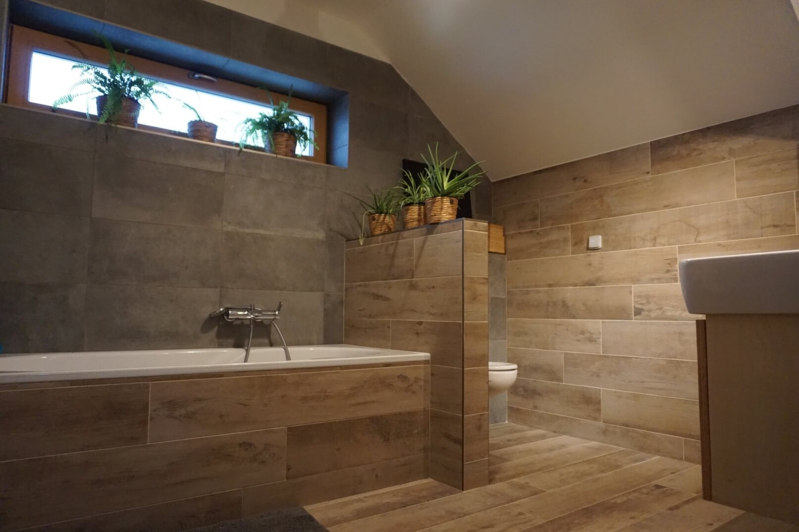 koupelna obložená dlažbou imitující dřevo wood relive