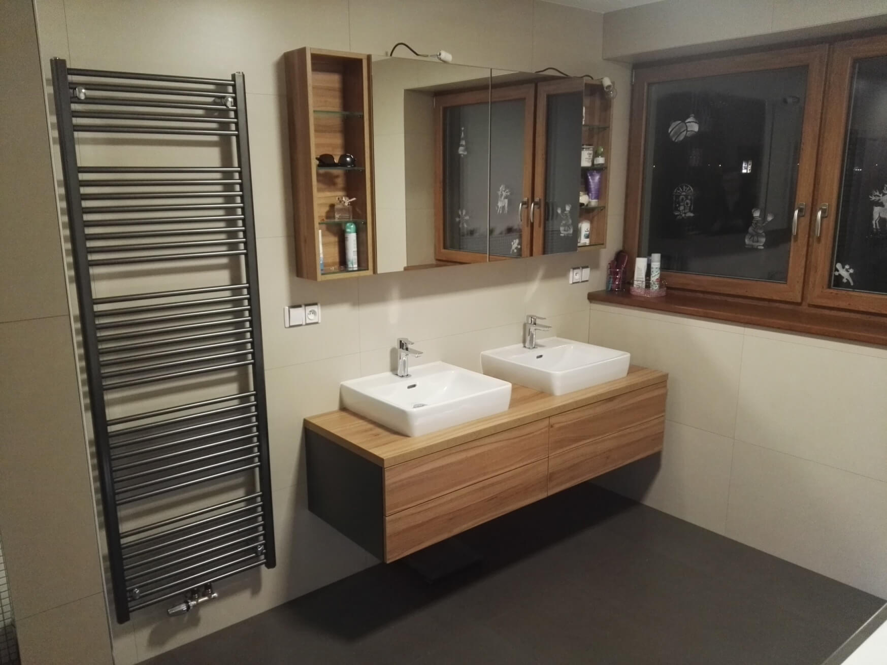 koupelna s velkoformátovými obklady a dlažbou imitující dřevo