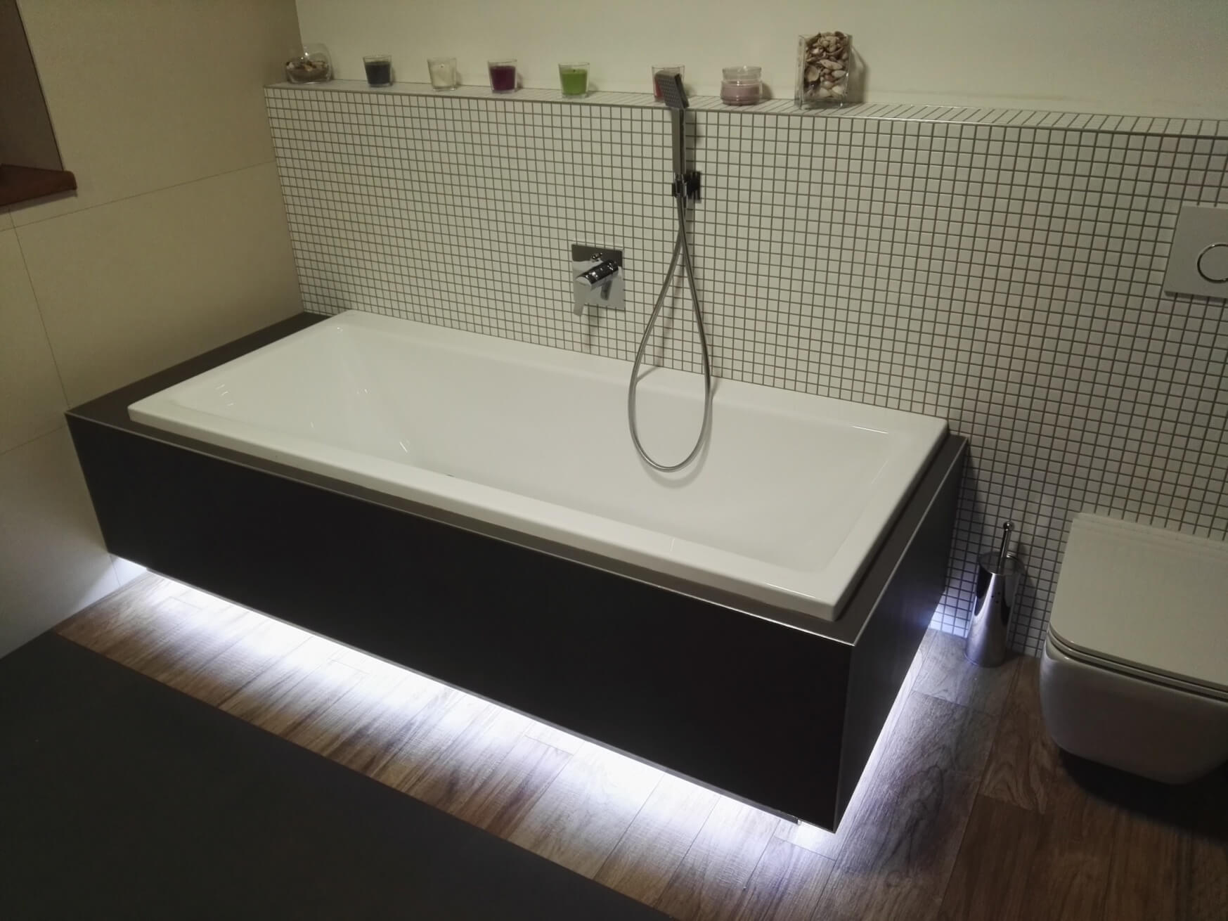 koupelna s moderní podsvícenou vanou