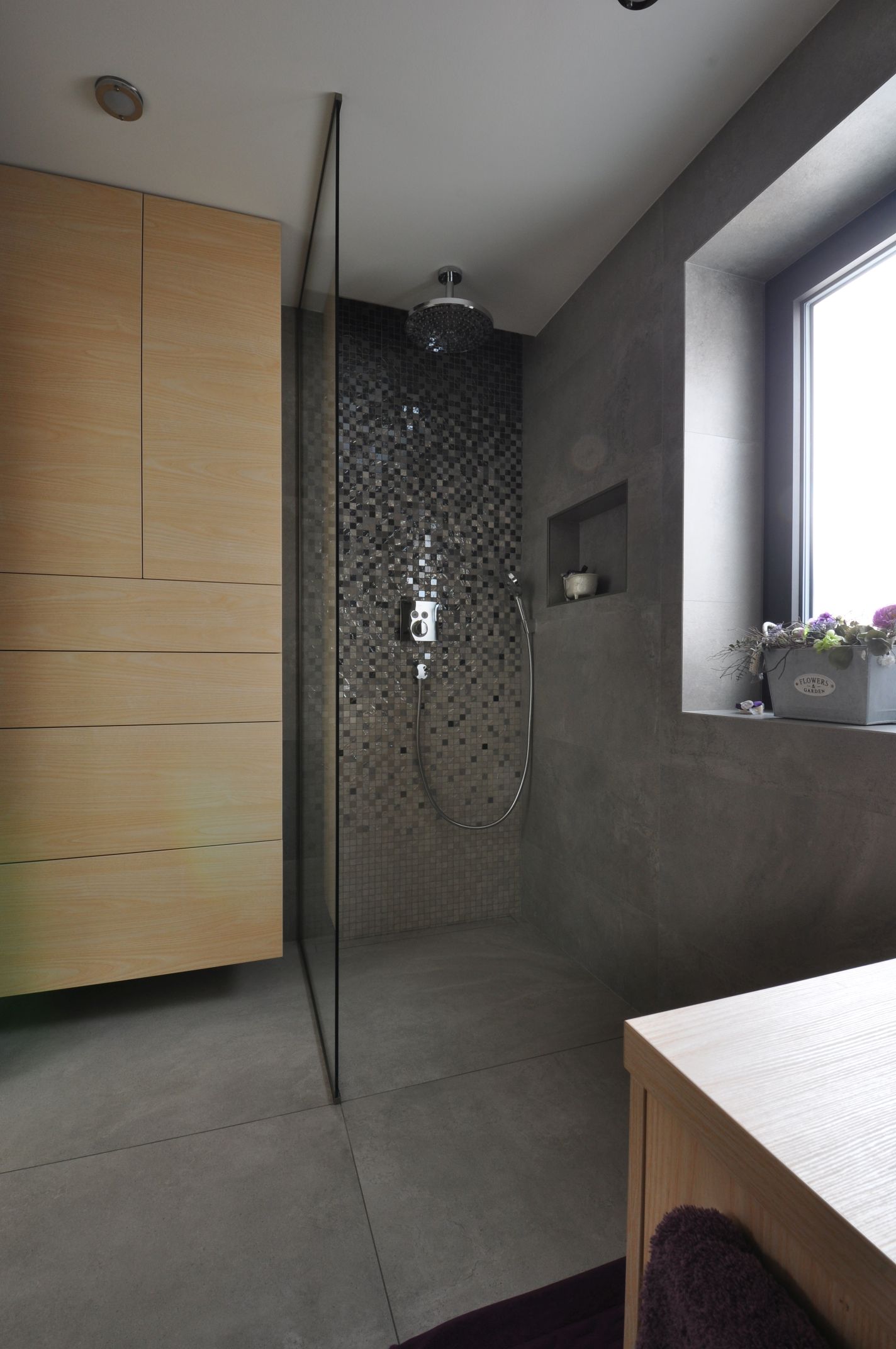 sprchový kout obložený mozaikou v moderní koupelně