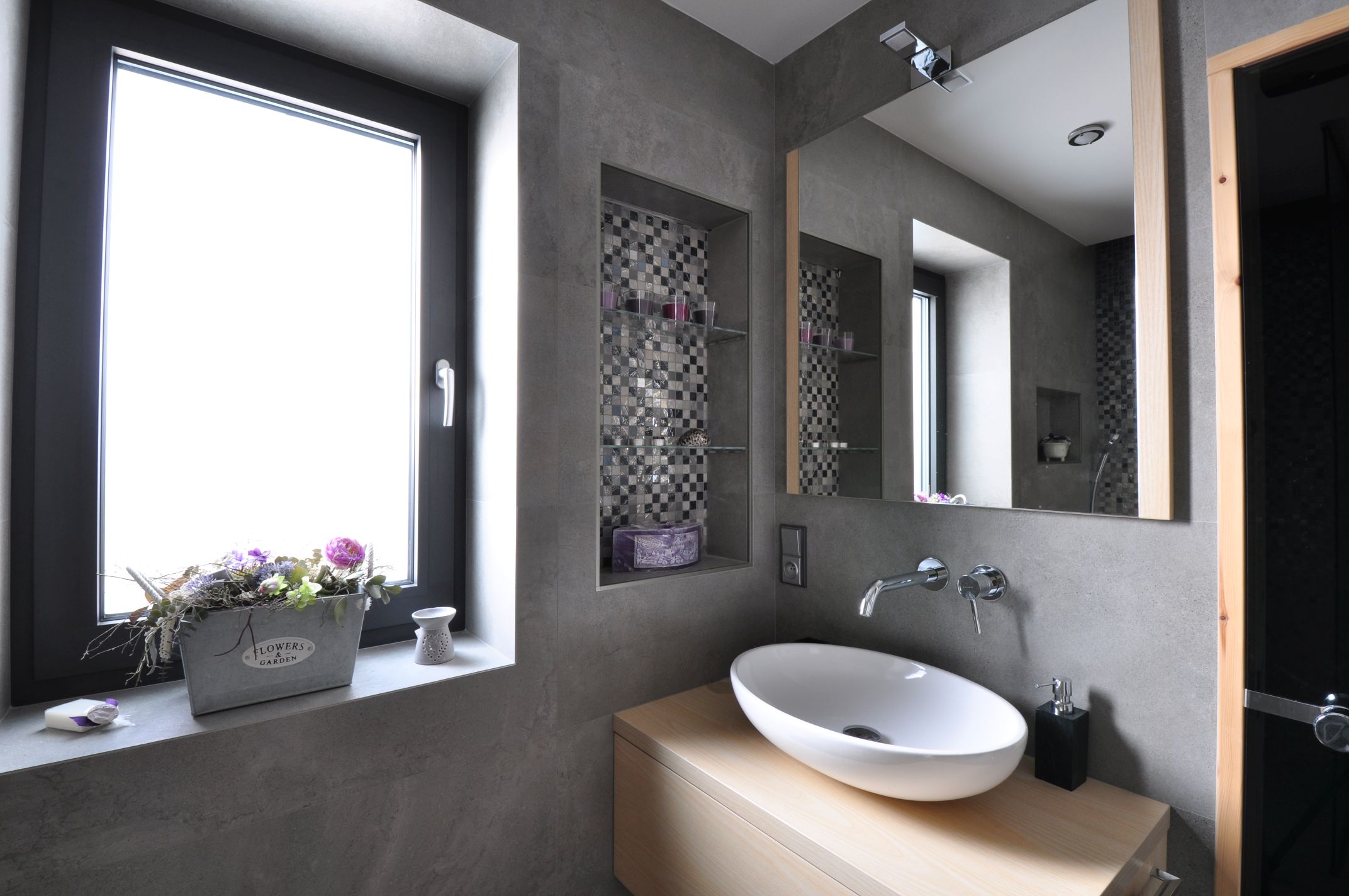 velkoformátové obklady a mozaika v šedé koupelně