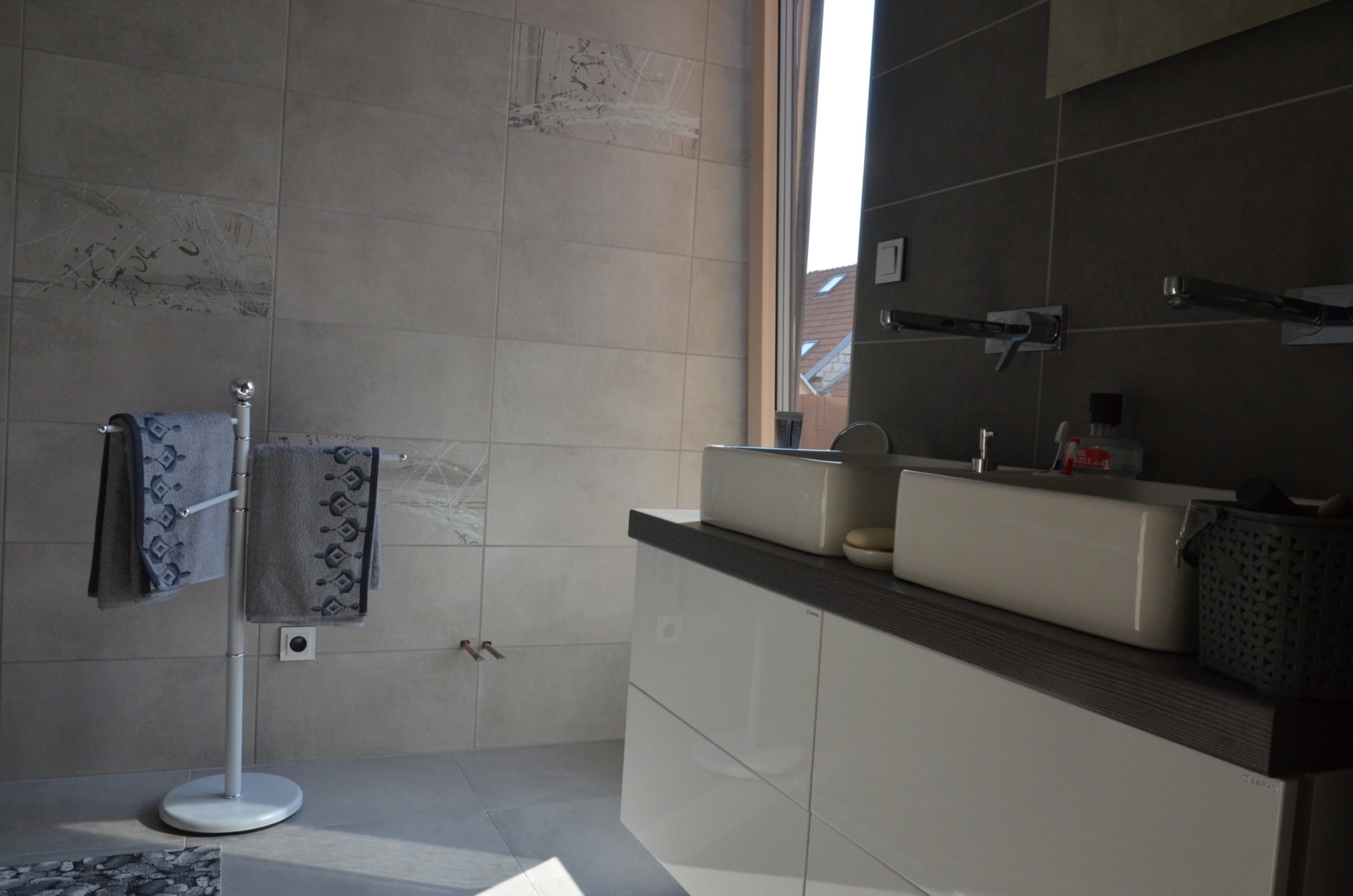 moderní koupelna s obklady se vzhledem cementu