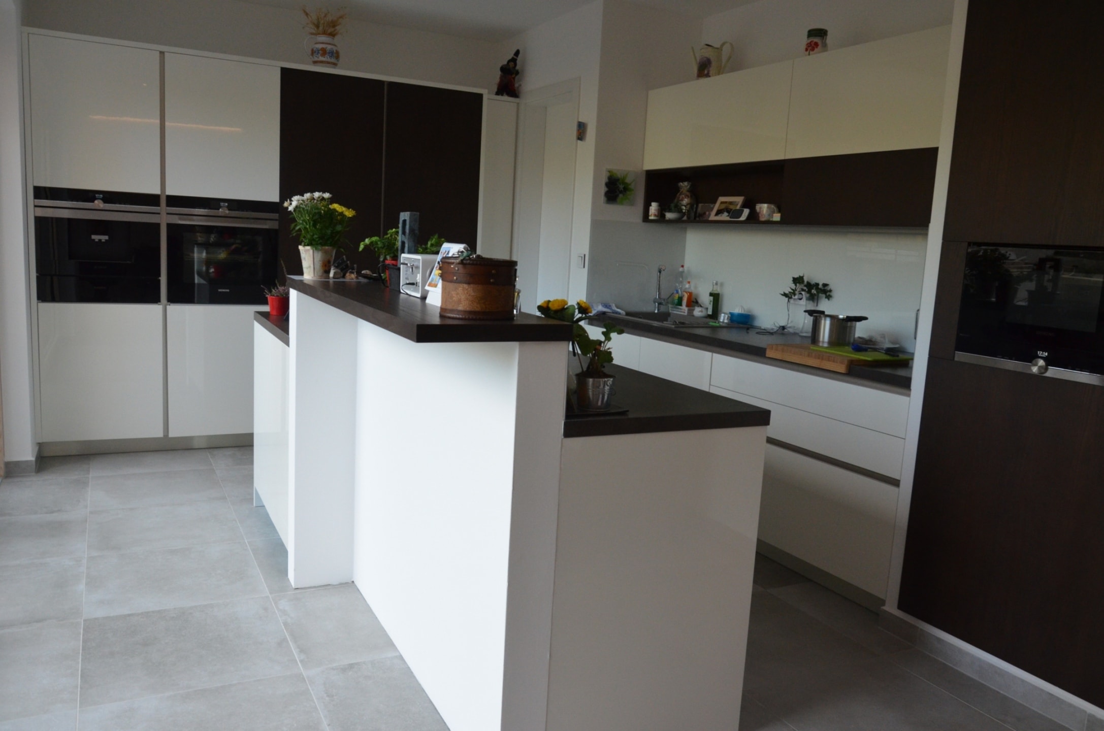 moderní kuchyně s dlažbou imitující cement