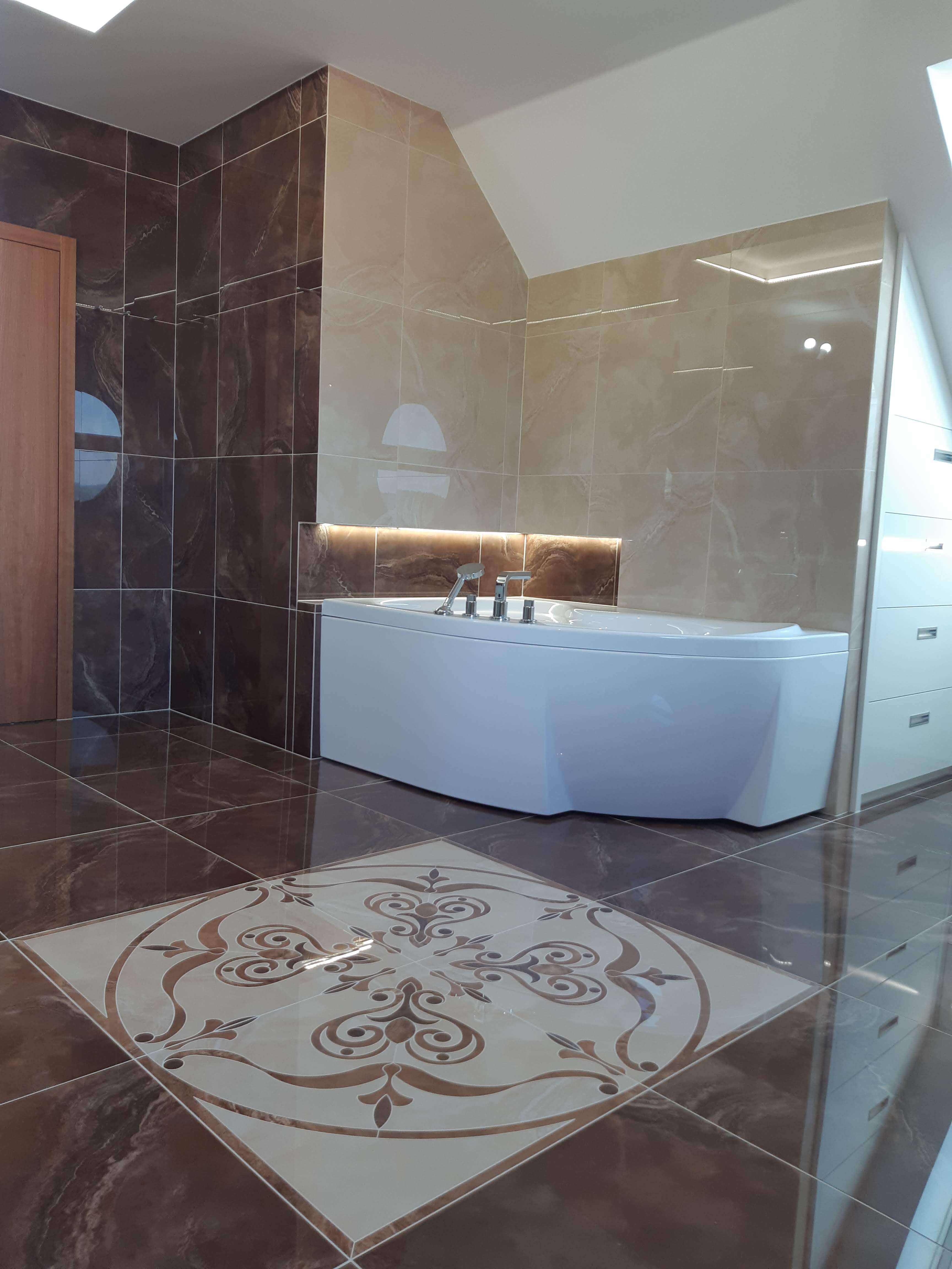 designová koupelna s obklady a dlažbou imitující mramor