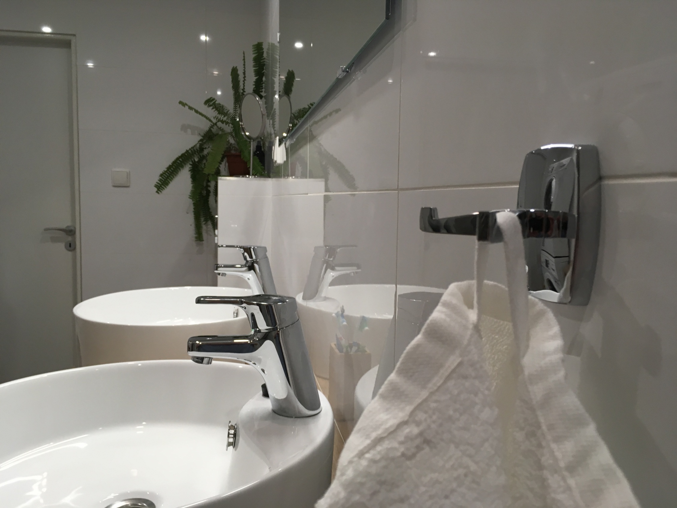 bílé lesklé obklady v koupelně skandinávského stylu