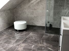 Moderní podkrovní koupelna ze série obkladů a dlažeb Dublin v imitaci mramoru | Fotogalerie Obklady imitace mramoru - realizace