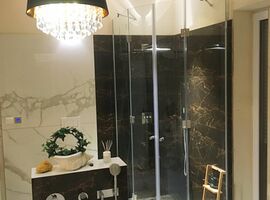 Atypická koupelna z obkladů a dlažeb série Canova v kombinaci světlé a tmavé barvy | Fotogalerie Obklady imitace mramoru - realizace
