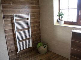 Realizace koupelny z obkladů v imitaci dřeva Clorofilla | Fotogalerie Obklady imitace dřeva - realizace