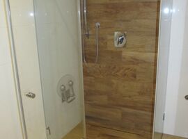 Realizace koupelny - Obklady Chalet jsou vhodné i do sprchového koutu | Fotogalerie Obklady imitace dřeva - realizace