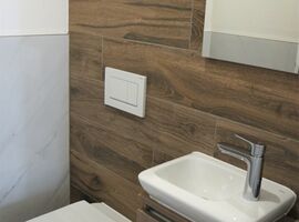 Obklady série Clorofilla dokonale imitují pravé dřevo i v realizaci WC našeho zákazníka | Fotogalerie Obklady imitace dřeva - realizace
