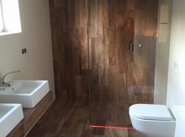Efektním vytažením dlažby na zeď koupelny vznikla originální koupelna v imitaci dřeva | Fotogalerie Obklady imitace dřeva - realizace