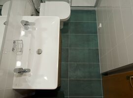 Realizace koupelny ze série Lemmy v imitaci betonu má výraznou zelenou barvu. Je vhodná nejen jako dlažba na stěny ale i jako obklad na zeď. | Fotogalerie Obklady imitace betonu - realizace