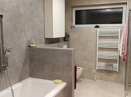 Koupelna ze série Concrete v imitaci betonu je sladěná ve dvou odstínech, které se krásně doplňují. | Fotogalerie Obklady imitace betonu - realizace
