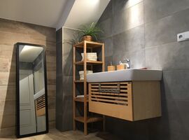 Koupelnu s obklady v imitaci betonu Memory mood doplňuje dlažba v imitaci dřeva | Fotogalerie Obklady imitace betonu - realizace
