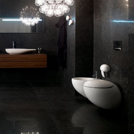 Designové umyvadlo a toaleta v černé koupelně | Sanitární keramika