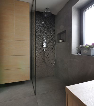 Koupelna s obklady a dlažbou Urbanature spolu s mozaikou Four seasons.