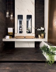 Koupelna s dlažbou v imitaci dřeva Eterno