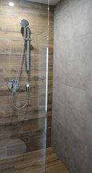 Sprchový kout v kombinaci dřeva CLOROFILLA a betonu CONCRETE