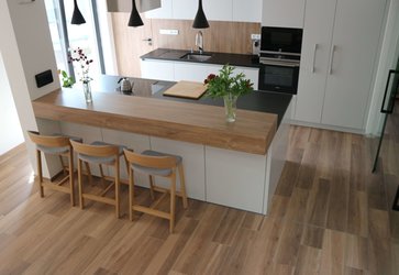Bílá kuchyně s dlažbou v imitaci dřeva COTTAGE