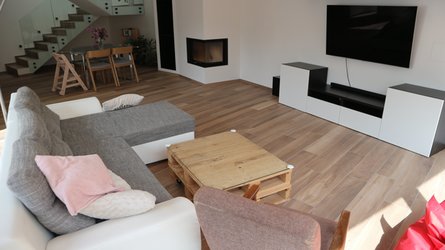 Obývací pokoj s dlažbou v dekoru dřeva COTTAGE