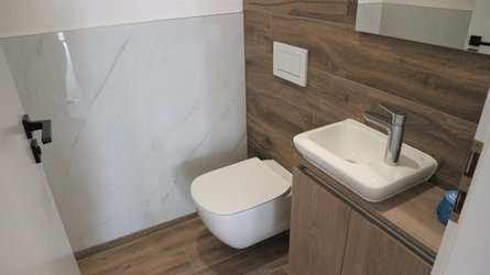 Toaleta v kombinaci mramoru POSH a dřeva CLOROFILLA
