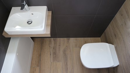 Toaleta v kombinaci černého betonu STUCCHI a dřeva CLOROFILLA