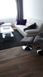 Obývací pokoj s podlahou v dekoru dřeva CHALET