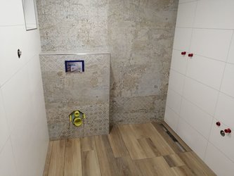 Malá koupelna s kombinací dřeva, designového obkladu a bílé barvy