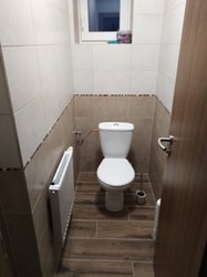 Toaleta s obklady NEWPORT a dlažbou CLOROFILLA