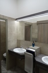Toalety s obkladem New Concrete a dlažbou Via